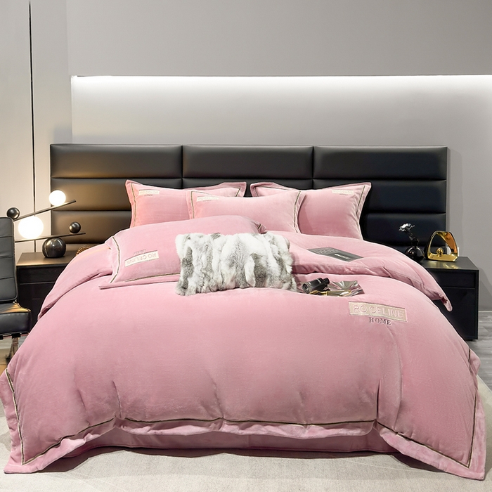 91家纺网 家纺一手货源 找家纺 2024新款轻奢小香风刺绣全消光A类高克重牛奶绒四件套-赛琳 桃粉