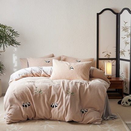 91家纺网 家纺一手货源 找家纺 初拾 2024新款300g暖羊绒绣花四件套-熊猫噗噗 熊猫噗噗-粉咖