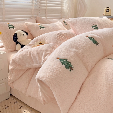 91家纺网 家纺一手货源 找家纺 静家居-简约原创家纺 2024新款加厚牛奶绒韩版绵羊绒毛巾绣四件套 快乐树-奶蓝