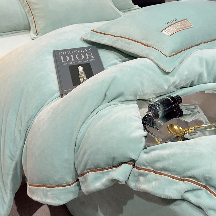 91家纺网 家纺一手货源 找家纺 2024新款轻奢小香风刺绣全消光A类高克重牛奶绒四件套-赛琳 水绿