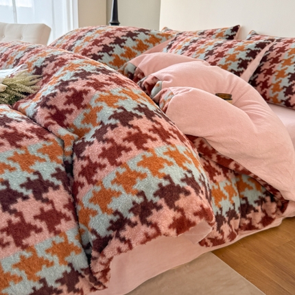 91家纺网 家纺一手货源 找家纺 （总）子曰 2024新款A类高克重波尔羊绒保暖印花雕花四件套