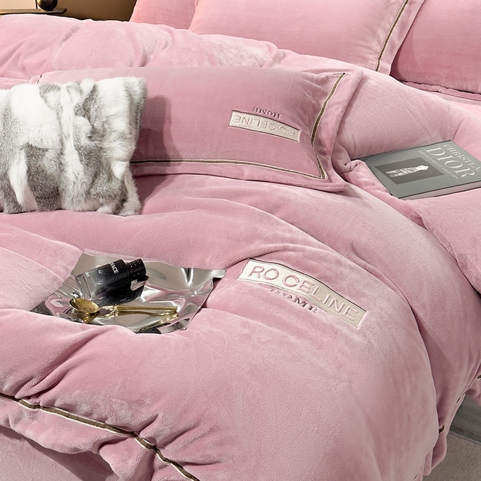 91家纺网 家纺一手货源 找家纺 2024新款轻奢小香风刺绣全消光A类高克重牛奶绒四件套-赛琳 桃粉