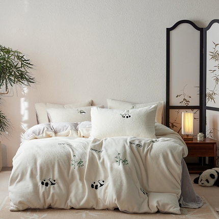 91家纺网 家纺一手货源 找家纺 初拾 2024新款300g暖羊绒绣花四件套-熊猫噗噗 熊猫噗噗-月光白