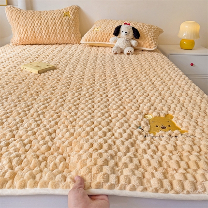 91家纺网 家纺一手货源 找家纺 灰鲸 2025新款豆豆兔绒大豆夹棉萌物刺绣床垫 豆豆床褥-奶油黄噗噗baby