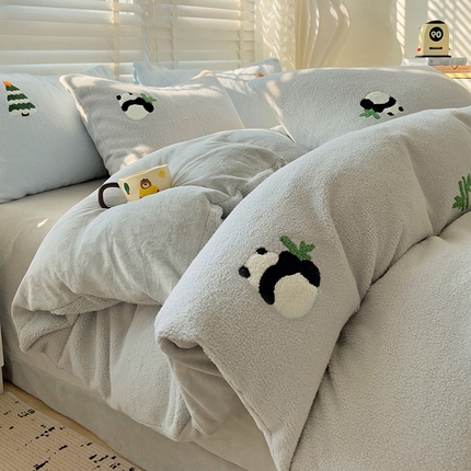 91家纺网 家纺一手货源 找家纺 静家居-简约原创家纺 2024新款加厚牛奶绒韩版绵羊绒毛巾绣四件套 快乐树-奶蓝