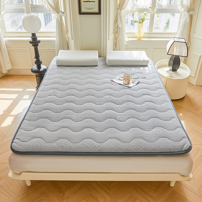 91家纺网 家纺一手货源 找家纺 丽诺床垫 2024新款雕花绒宽边床垫 雕花绒宽边床垫-浅灰