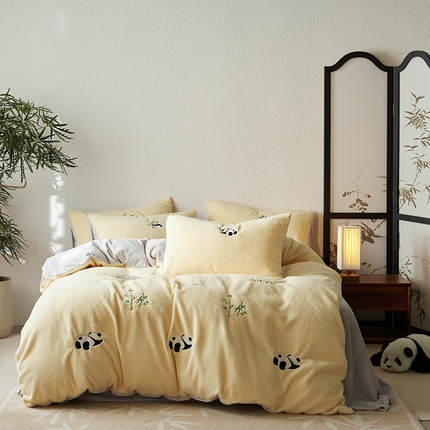 91家纺网 家纺一手货源 找家纺 初拾 2024新款300g暖羊绒绣花四件套-熊猫噗噗 熊猫噗噗-奶黄