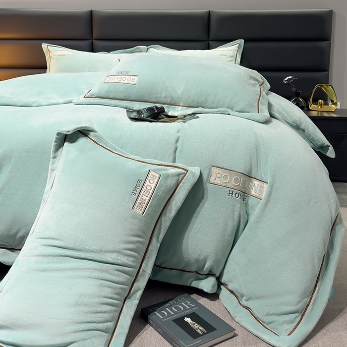 91家纺网 家纺一手货源 找家纺 2024新款轻奢小香风刺绣全消光A类高克重牛奶绒四件套-赛琳 水绿