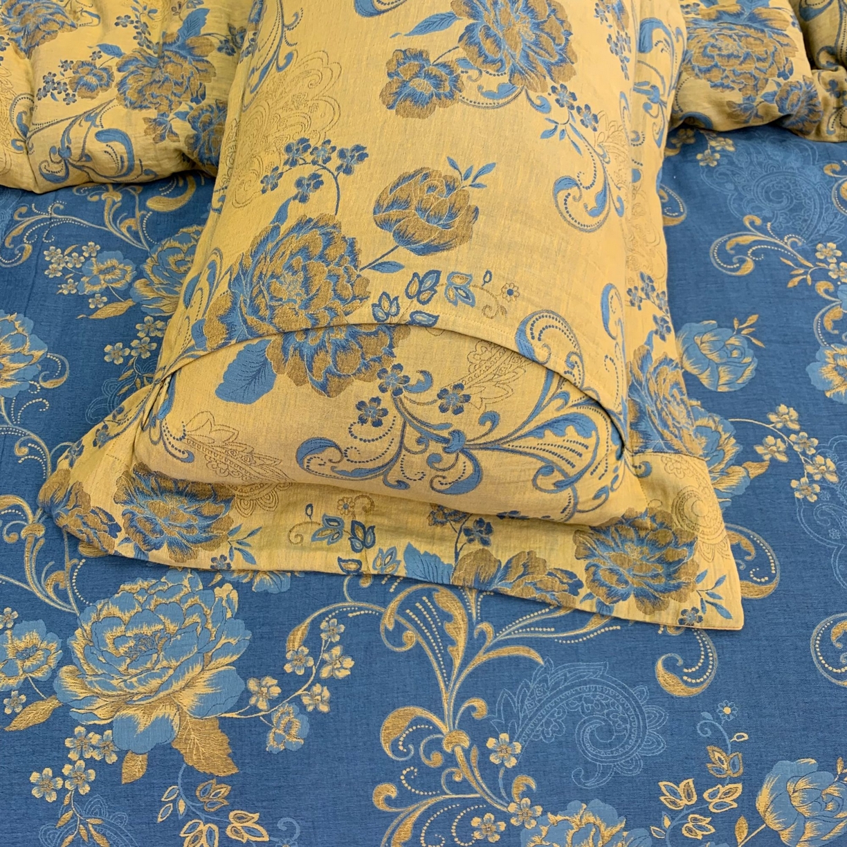 91家纺网 家纺一手货源 找家纺 鲁爱 2025新款全棉色织双层纱新款镂空四件套 陌上花开-深蓝