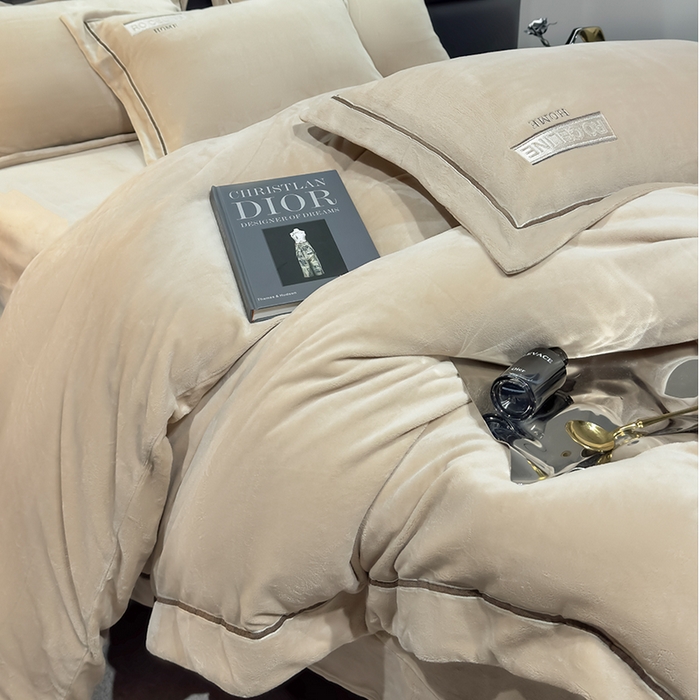 91家纺网 家纺一手货源 找家纺 2024新款轻奢小香风刺绣全消光A类高克重牛奶绒四件套-赛琳 卡其