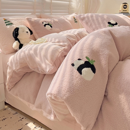 91家纺网 家纺一手货源 找家纺 静家居-简约原创家纺 2024新款加厚牛奶绒韩版绵羊绒毛巾绣四件套 快乐树-奶蓝