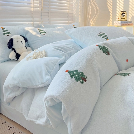 91家纺网 家纺一手货源 找家纺 静家居-简约原创家纺 2024新款加厚牛奶绒韩版绵羊绒毛巾绣四件套 快乐树-奶蓝