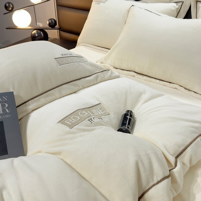 91家纺网 家纺一手货源 找家纺 2024新款轻奢小香风刺绣全消光A类高克重牛奶绒四件套-赛琳 奶白