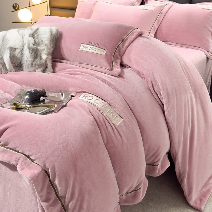 91家纺网 家纺一手货源 找家纺 2024新款轻奢小香风刺绣全消光A类高克重牛奶绒四件套-赛琳 桃粉