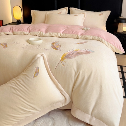 91家纺网 家纺一手货源 找家纺 灰鲸 2025新款A类母婴级牛奶绒刺绣套件-邂逅系列 邂逅-奶昔白+樱花粉