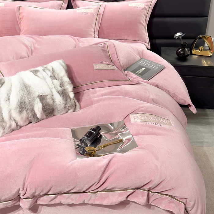 91家纺网 家纺一手货源 找家纺 2024新款轻奢小香风刺绣全消光A类高克重牛奶绒四件套-赛琳 桃粉