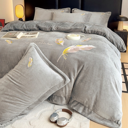 91家纺网 家纺一手货源 找家纺 灰鲸 2025新款A类母婴级牛奶绒刺绣套件-邂逅系列 邂逅-纳多灰+深灰