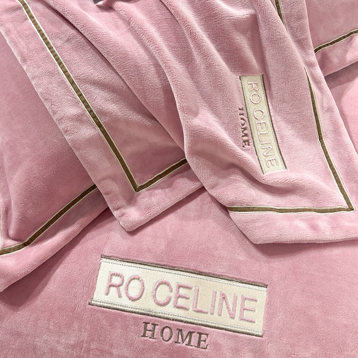 91家纺网 家纺一手货源 找家纺 2024新款轻奢小香风刺绣全消光A类高克重牛奶绒四件套-赛琳 桃粉