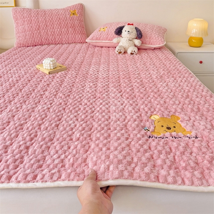 91家纺网 家纺一手货源 找家纺 灰鲸 2025新款豆豆兔绒大豆夹棉萌物刺绣床垫 豆豆床褥-奶油粉噗噗baby