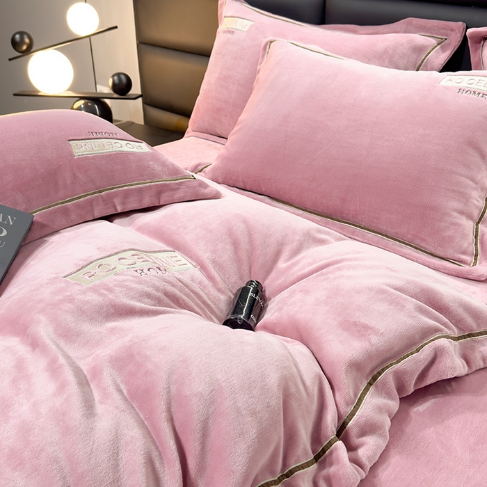 91家纺网 家纺一手货源 找家纺 2024新款轻奢小香风刺绣全消光A类高克重牛奶绒四件套-赛琳 桃粉