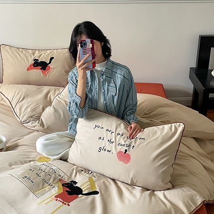 圆岛家纺 2024秋冬全棉磨毛刺绣贴布绣卡通四件套 椅子猫咪