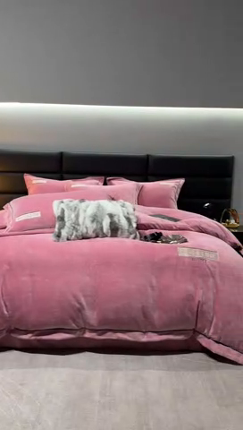 91家纺网 家纺一手货源 找家纺 2024新款轻奢小香风刺绣全消光A类高克重牛奶绒四件套-赛琳 桃粉