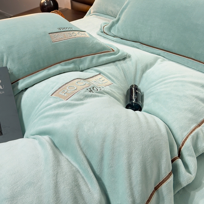 91家纺网 家纺一手货源 找家纺 2024新款轻奢小香风刺绣全消光A类高克重牛奶绒四件套-赛琳 水绿