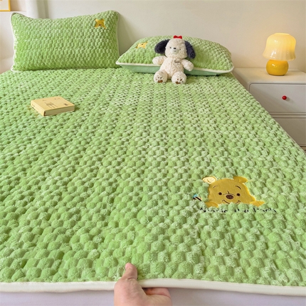 91家纺网 家纺一手货源 找家纺 灰鲸 2025新款豆豆兔绒大豆夹棉萌物刺绣床垫 豆豆床褥-薄荷绿噗噗baby