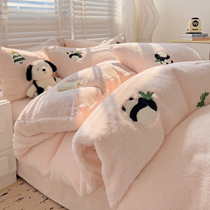 91家纺网 家纺一手货源 找家纺 静家居-简约原创家纺 2024新款加厚牛奶绒韩版绵羊绒毛巾绣四件套 快乐树-奶蓝