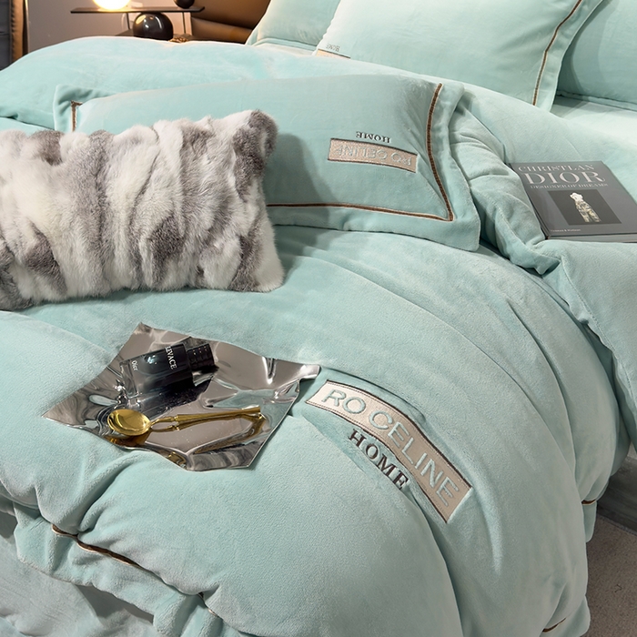 91家纺网 家纺一手货源 找家纺 2024新款轻奢小香风刺绣全消光A类高克重牛奶绒四件套-赛琳 水绿