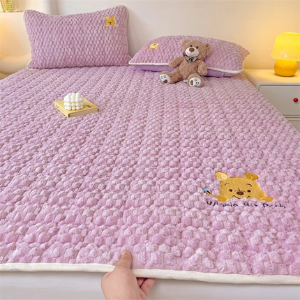 91家纺网 家纺一手货源 找家纺 灰鲸 2025新款豆豆兔绒大豆夹棉萌物刺绣床垫 豆豆床褥-星黛紫噗噗baby