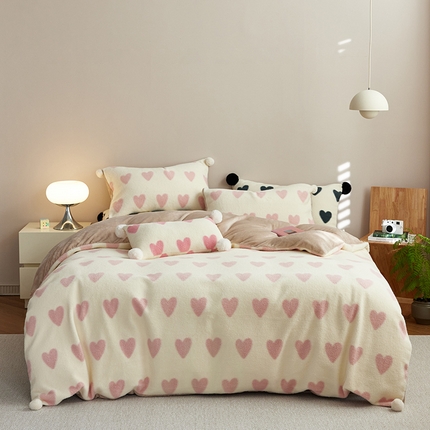 91家纺网 家纺一手货源 找家纺 初拾 2024新款300g暖羊绒印花四件套-爱心慕斯 爱心慕斯-奶油粉