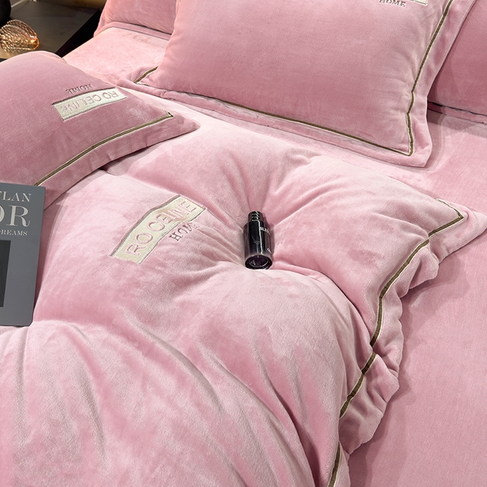 91家纺网 家纺一手货源 找家纺 2024新款轻奢小香风刺绣全消光A类高克重牛奶绒四件套-赛琳 桃粉