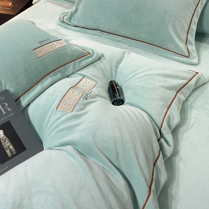 91家纺网 家纺一手货源 找家纺 2024新款轻奢小香风刺绣全消光A类高克重牛奶绒四件套-赛琳 水绿