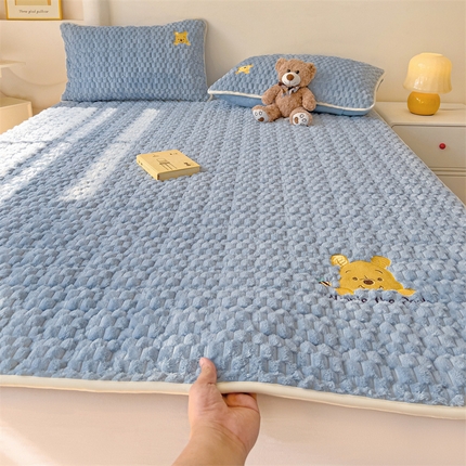 91家纺网 家纺一手货源 找家纺 （总）灰鲸 2025新款豆豆兔绒大豆夹棉萌物刺绣床垫