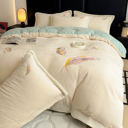 91家纺网 家纺一手货源 找家纺 灰鲸 2025新款A类母婴级牛奶绒刺绣套件-邂逅系列 邂逅-奶昔白+抹茶绿