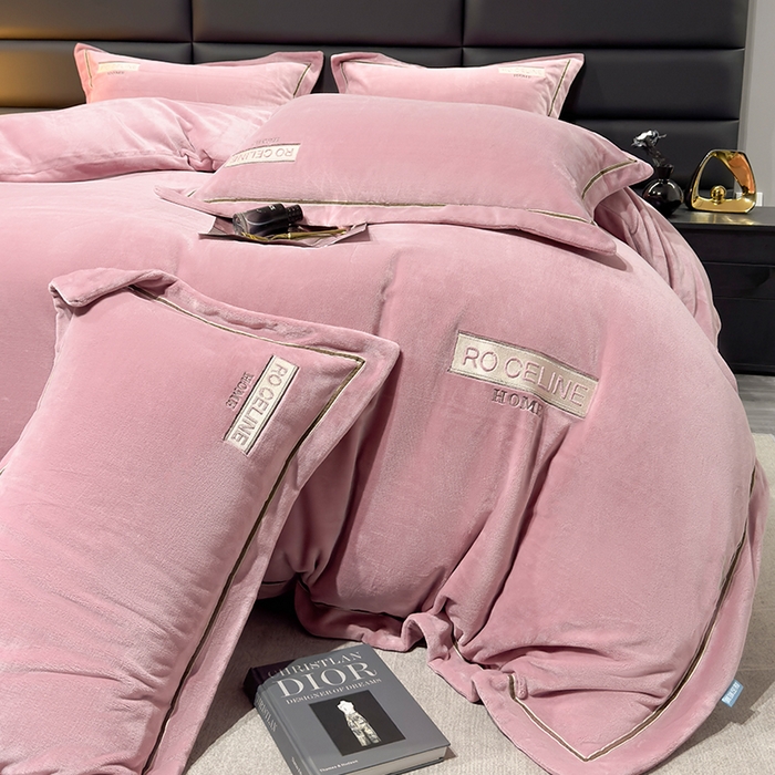 91家纺网 家纺一手货源 找家纺 2024新款轻奢小香风刺绣全消光A类高克重牛奶绒四件套-赛琳 桃粉