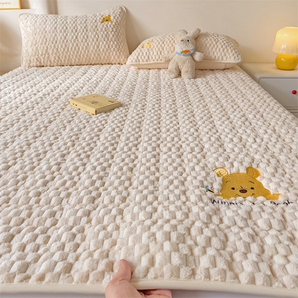 91家纺网 家纺一手货源 找家纺 （总）灰鲸 2025新款豆豆兔绒大豆夹棉萌物刺绣床垫