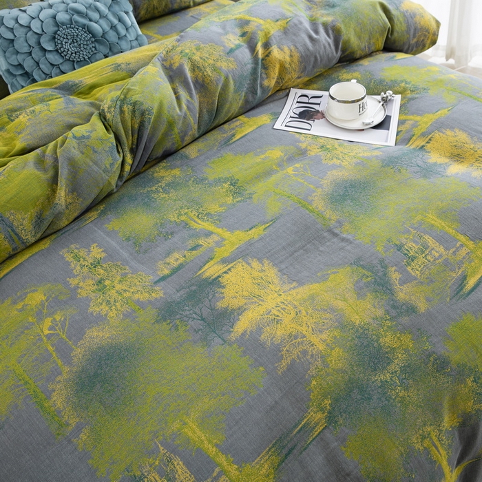 91家纺网 家纺一手货源 找家纺 鲁爱 2025新款全棉色织双层纱纽扣款四件套 漫步森林-灰