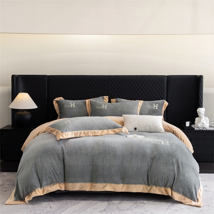 91家纺网 家纺一手货源 找家纺 保罗圣迪奥 2024新款牛奶绒刺绣四件套--罗拉 罗拉-高级灰