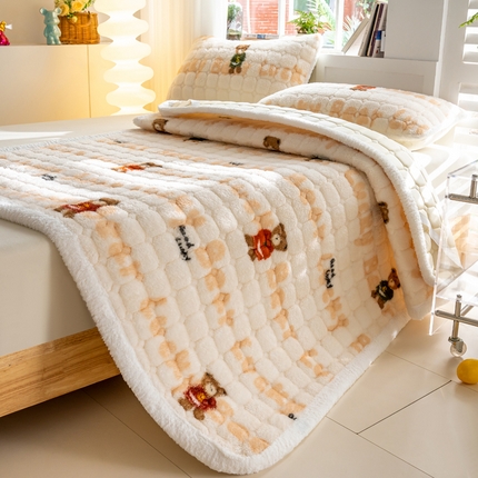 91家纺网 家纺一手货源 找家纺 花言狐语 2025新款北极绒保暖夹棉加厚床褥-大床 耍酷熊