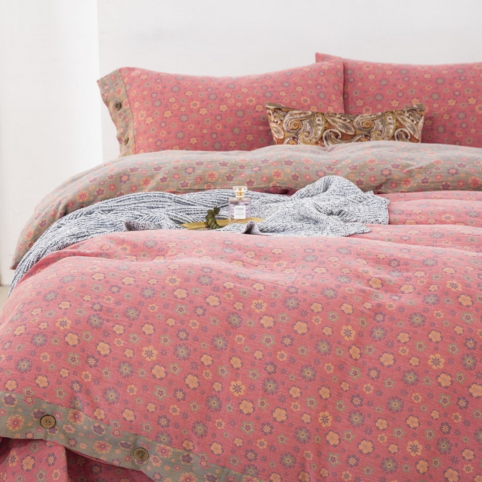 91家纺网 家纺一手货源 找家纺 鲁爱 2024新款全棉色织双层纱纽扣款四件套 花香四溢-粉