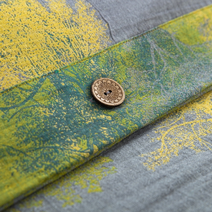 91家纺网 家纺一手货源 找家纺 鲁爱 2025新款全棉色织双层纱纽扣款四件套 漫步森林-灰