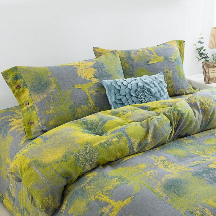 91家纺网 家纺一手货源 找家纺 鲁爱 2025新款全棉色织双层纱纽扣款四件套 漫步森林-灰