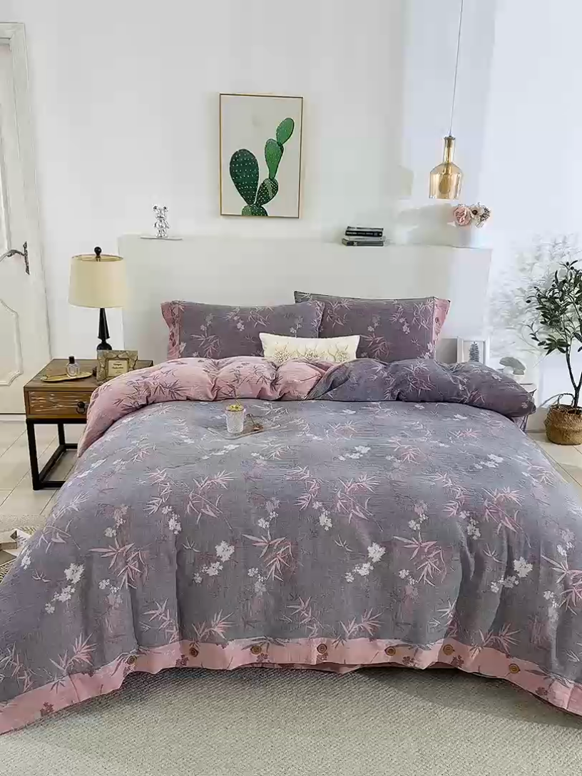 91家纺网 家纺一手货源 找家纺 鲁爱 2025新款全棉色织双层纱纽扣款四件套 竹韵-粉灰