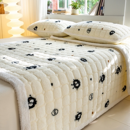 91家纺网 家纺一手货源 找家纺 花言狐语 2025新款北极绒保暖夹棉加厚床褥-大床 可爱煤球