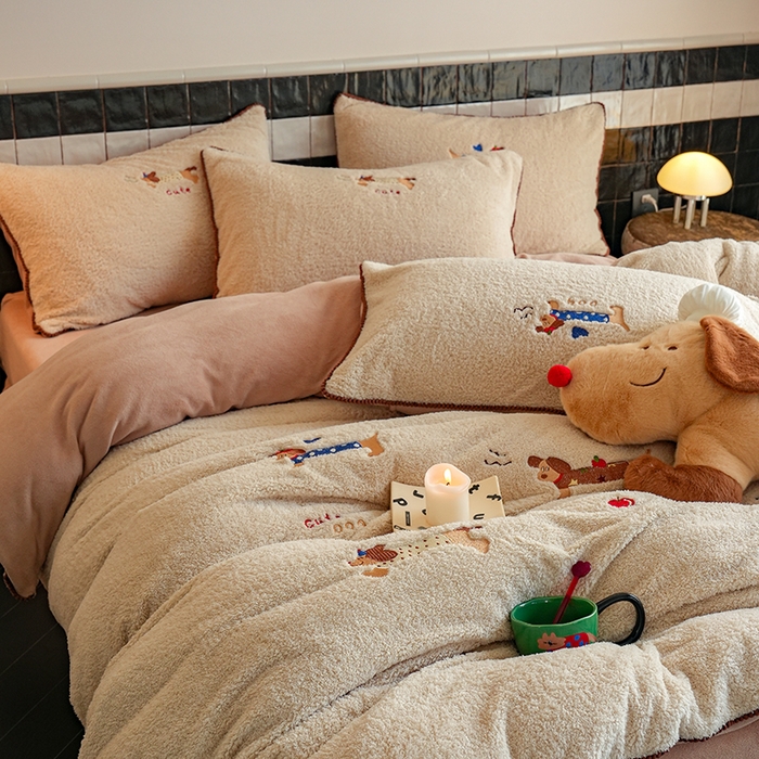 91家纺网 家纺一手货源 找家纺 秀色家纺 2025新款卡通风可爱少女心绵羊绒牛奶绒四件套加厚保暖秋冬季法兰绒刺绣被套 腊肠Dog