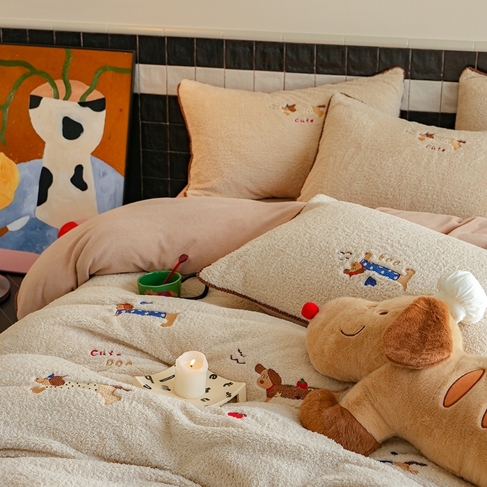 91家纺网 家纺一手货源 找家纺 秀色家纺 2025新款卡通风可爱少女心绵羊绒牛奶绒四件套加厚保暖秋冬季法兰绒刺绣被套 腊肠Dog