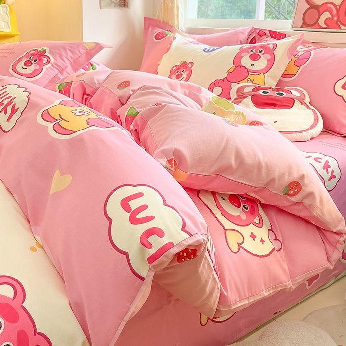 91家纺网 家纺一手货源 找家纺 绵庭家纺 2024新款全棉印花四件套 草莓熊宝