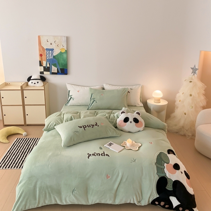 91家纺网 家纺一手货源 找家纺 朗莎家纺 2024新款230g高克重贴布绣牛奶绒四件套 喜宝熊猫